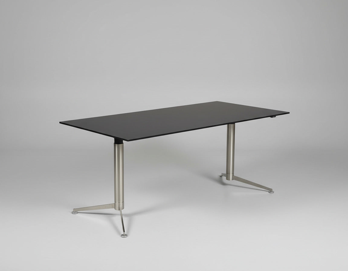 Paustian Spinal hæve sænkebord 180x90 cm i sort linoleum – set fra skrå vinkel